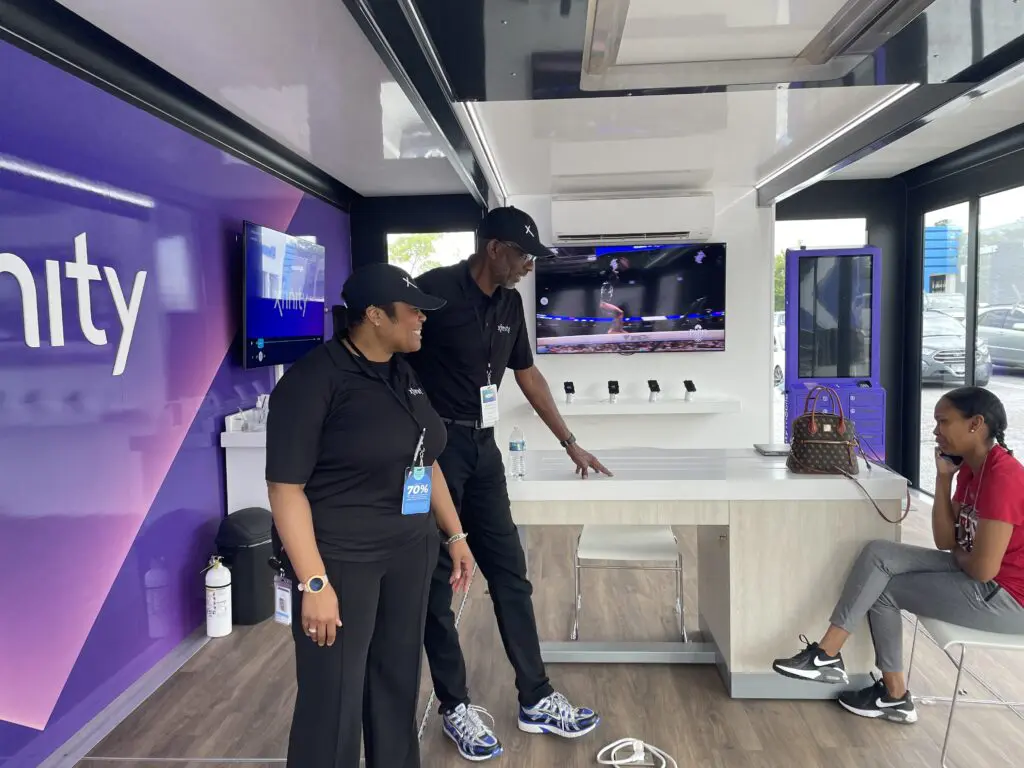 employees greeting those in the Xfinity pop up store