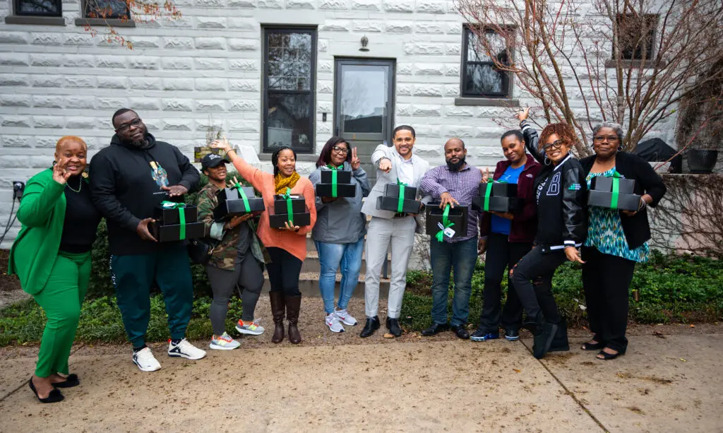 Danielle McGee, founder and CEO of Black Business Boom in Nashville, Tennessee and former Comcast RISE recipient. She is standing with a group of local entrepreneurs.
