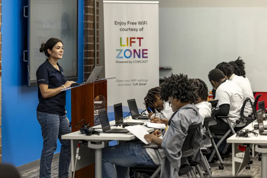 Comcast employee leads digital navigator training.